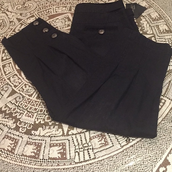 Black Capri with side and back pockets - Picture 2 of 5